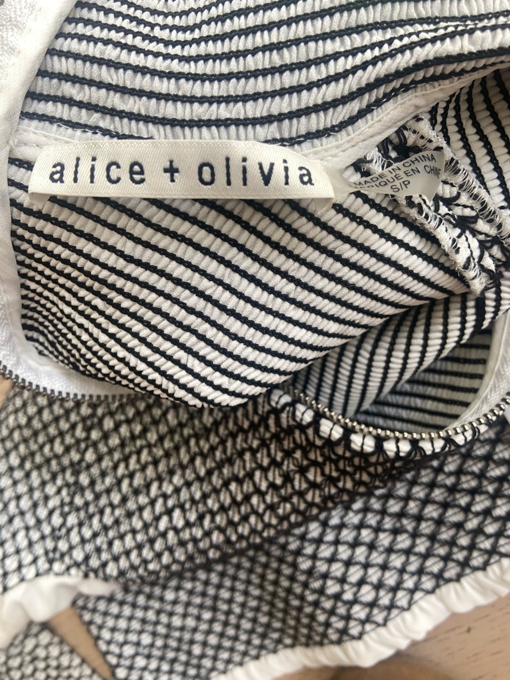 ALICE & OLIVIA Aviva Smocked Blouse Small Black Cream Statement Sleeve Cuff - Picture 4 of 9
